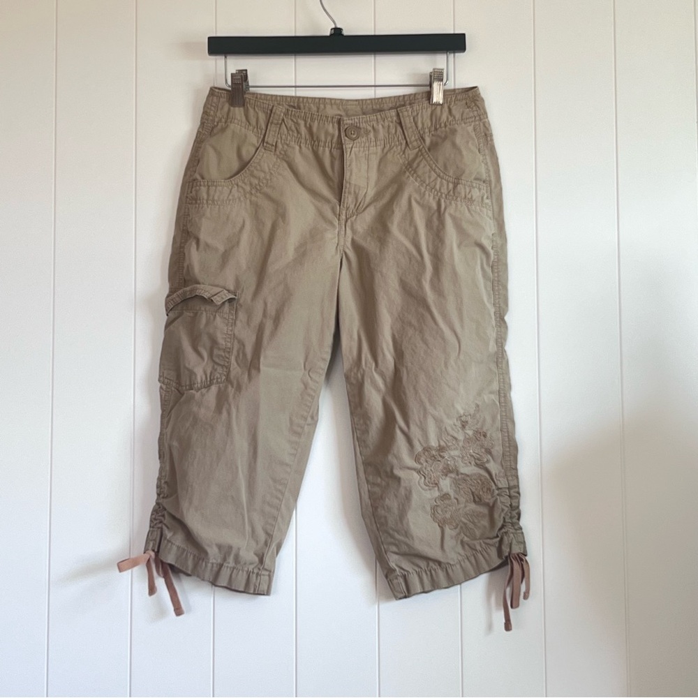 Y2K Tan Cargo Capris with Floral Embroidery